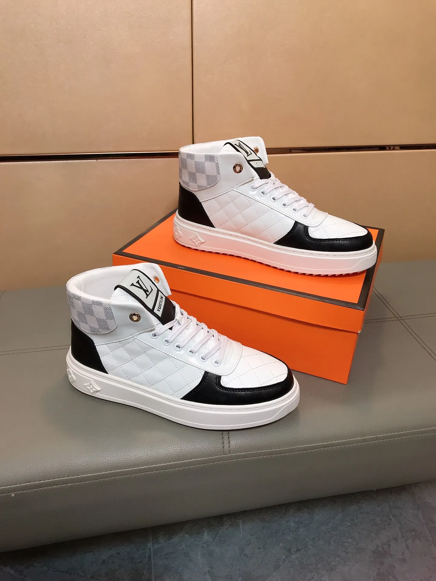 Factory price 400 👟👟🤝 (LV Louis Vuitton) New Korean style high-top casual shoes for men [Proud] hot style, imported cowhide with original printing, genuine leather lining, wear-resistant and non-slip rubber outsole. If you are still worried about wearing matching shoes, then these shoes are your best choice! Code number: 38-44